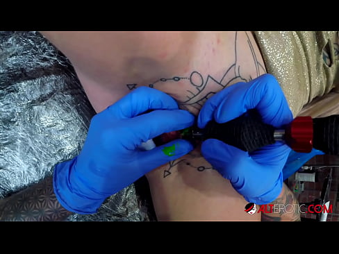 ❤️ Äärimmäisen tatuoitu hottie Sully Savage sai tatuoinnin klitorikseen Porno at fi.sex78.ru