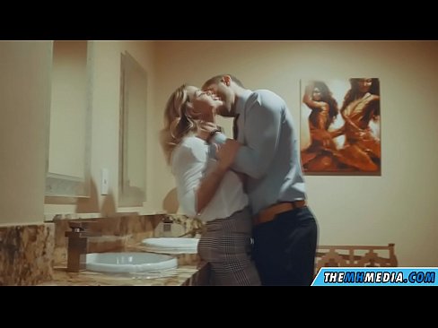 ❤️ Kun povekas blondi viettelee sinut julkisessa vessassa Porno at fi.sex78.ru